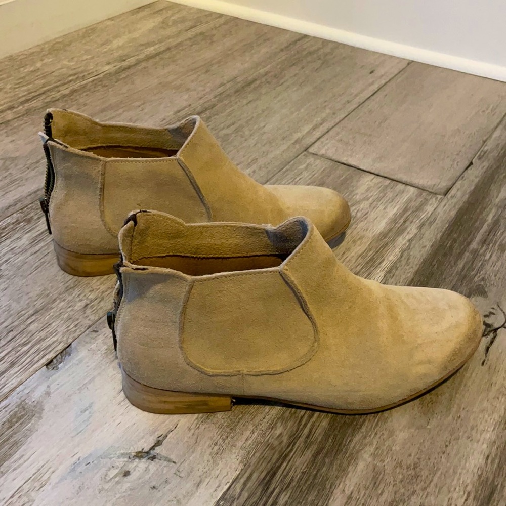 Steve Madden flat tan suede booties